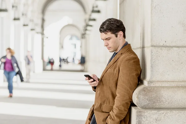 Homme parlant sur téléphone portable à la station — Photo