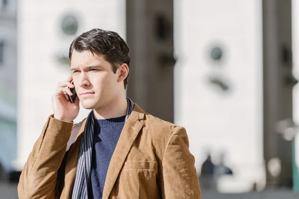 Uomo che parla al cellulare alla stazione — Foto Stock