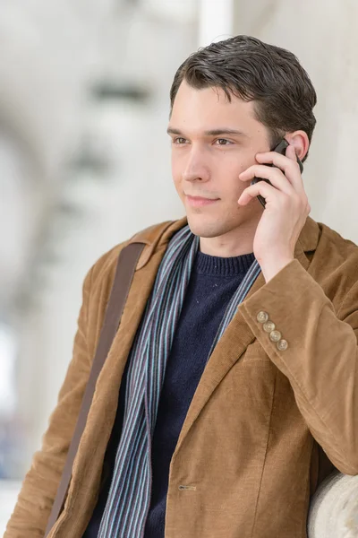 Człowiek rozmowy na telefon komórkowy w stacji — Zdjęcie stockowe