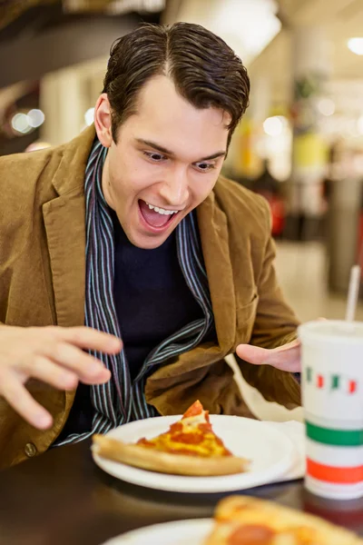 Ongeveer te verslinden sommige pizza — Stockfoto