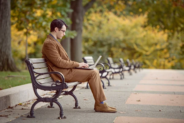 Man Relaxing In The Park, Working On Laptop — Stock Photo, Image