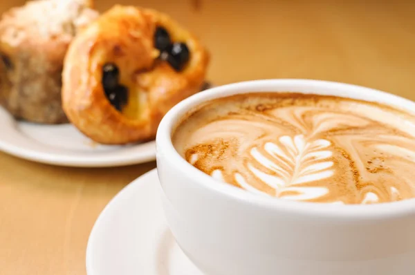 Cappucino ve hamur işleri — Stok fotoğraf