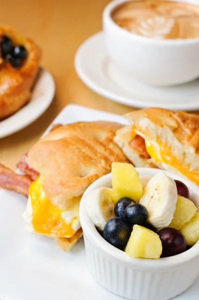 Харчування сніданок — стокове фото