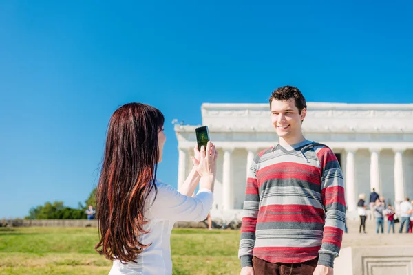 Pareja de turistas tomando fotos en Washington DC — Foto de Stock