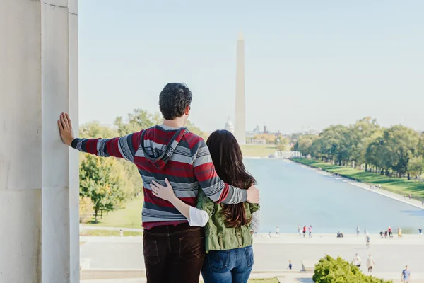 Pareja joven visitando Washington DC — Foto de Stock