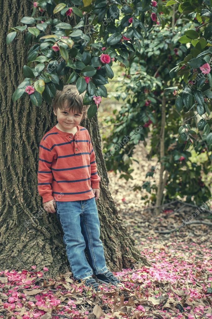 Risultati immagini per Un bimbo, un fiore, un albero