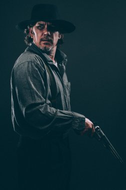 Vahşi Batı silâhlı soyguncu