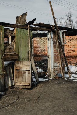 Ukrayna 'da savaş. Konut binası kırsal kesimdeki düşman uçakları tarafından hasar gördü.