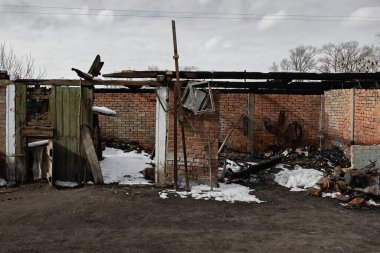 Ukrayna 'da savaş. Konut binası kırsal kesimdeki düşman uçakları tarafından hasar gördü.