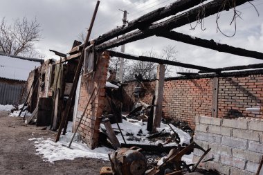 Ukrayna 'da savaş. Konut binası kırsal kesimdeki düşman uçakları tarafından hasar gördü.