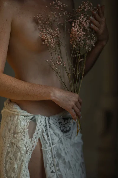 시트에 옷입은 매력적 가슴을 초파리 꽃으로 덮는다 시트로 벌거벗은 여자의 로열티 프리 스톡 사진