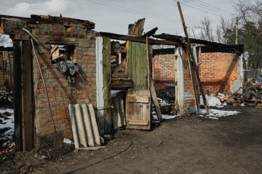 Ukrayna 'da savaş. Konut binası kırsal kesimdeki düşman uçakları tarafından hasar gördü.