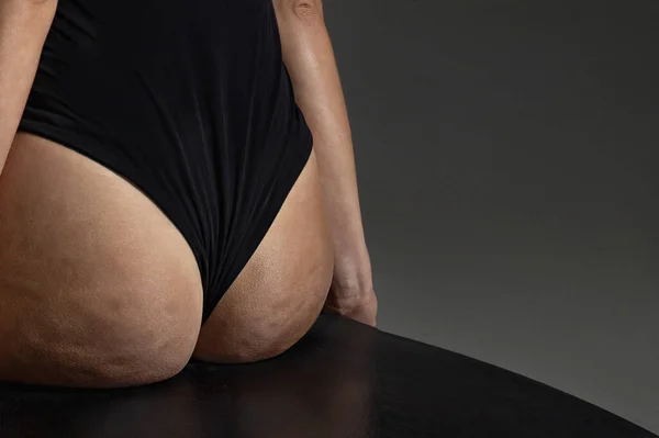 身体护理及美容美感 灰色背景的女性臀部特写 — 图库照片