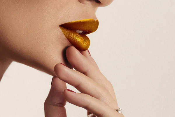 Close Zijaanzicht Van Gouden Lippen Van Een Mooie Vrouw Met — Stockfoto