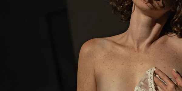 Frau Mit Pigmentierung Und Sommersprossen Körper Großaufnahme Auf Dunklem Hintergrund — Stockfoto