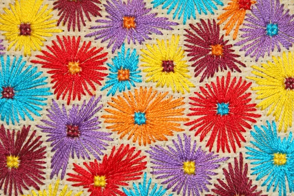 Κεντημένα λουλούδια σε ζεστά χρώματα — Φωτογραφία Αρχείου