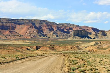 Dumanlı dağlar yol