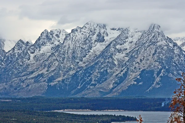 Grand teton onder wolken, wyoming — Stockfoto