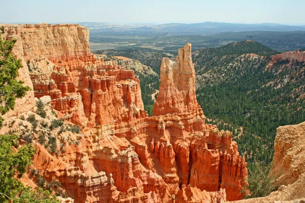 Rote Klippen über bryce canyon, utah — Stockfoto