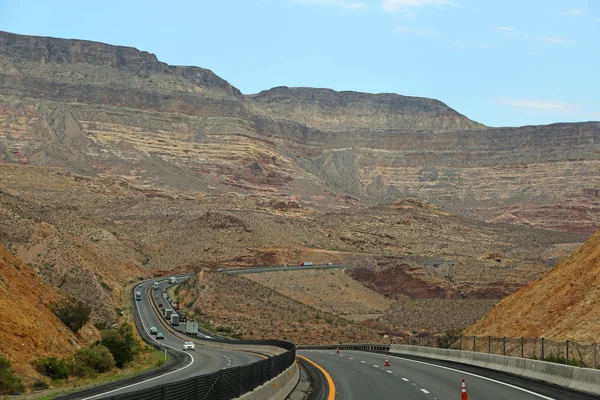 Verkehr auf der i-15 durch jungfräuliche Flussschlucht, arizona — Stockfoto