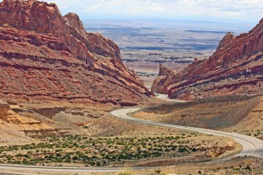 i-70 benekli kurt kanyonda kıvrıla kıvrıla