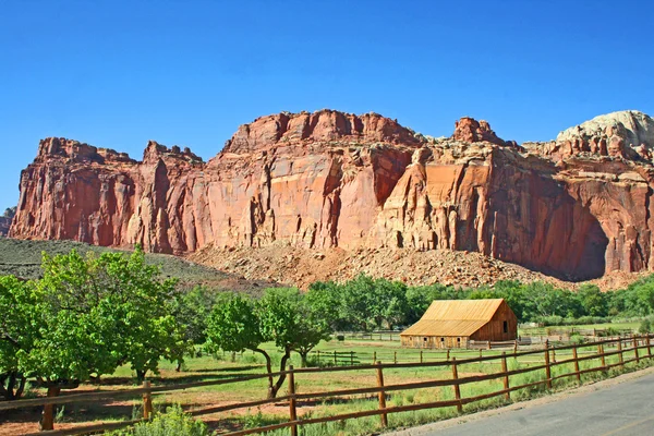 Celeiro de madeira no Parque Nacional Capitol Reef, Utah — Fotografia de Stock