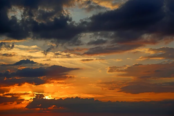 Драматическое небо на закате — стоковое фото