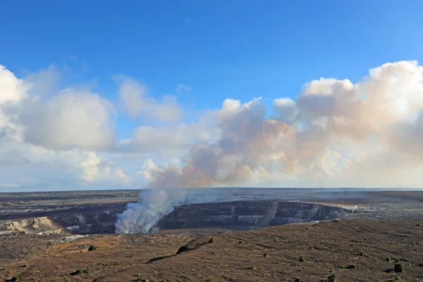Rök över halemaumau kratern — Stockfoto
