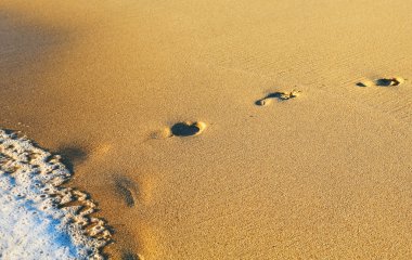 Sahilde insan izleri