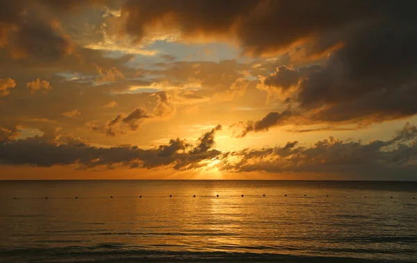 Dramatischer Himmel bei Sonnenuntergang, Jamaica — Stockfoto