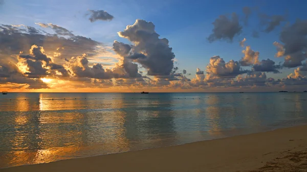 akşam sahne üzerinde Karayip Denizi