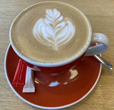 Kırmızı fincan da Cappuccino