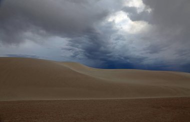 Gökyüzü ve kum tepesi - Beyaz Kumlar Ulusal Parkı, New Mexico