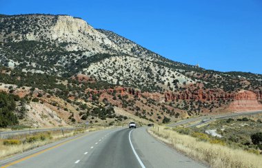 Renkli kayalıklar ve I-70, Utah