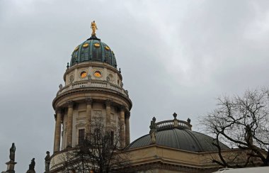 Bulutlu gökyüzünde Alman Katedrali - Der Jandarma Markt, Berlin, Almanya