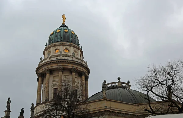 Bulutlu gökyüzünde Alman Katedrali - Der Jandarma Markt, Berlin, Almanya