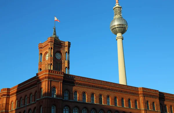 レッドシティホールとテレビ塔 ベルリン ドイツ — ストック写真