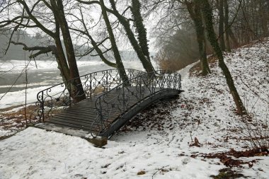 Warta Nehri üzerindeki romantik köprü - Obrzycko, Polonya