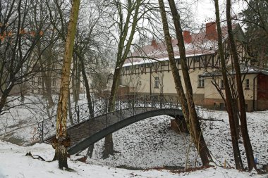Raczynski Sarayı kompleksi Obrzycko, Polonya 'daki romantik köprü