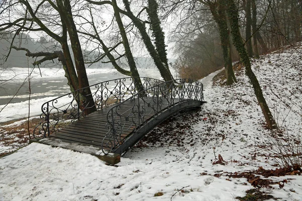 Warta Nehri üzerindeki romantik köprü - Obrzycko, Polonya