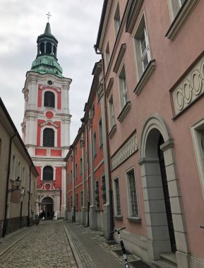 Sokak ve kule, dikey - Eski Şehir, Poznan, Polonya