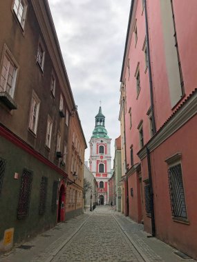 Klasztorna Caddesi ve kilise - Eski Şehir, Poznan, Polonya