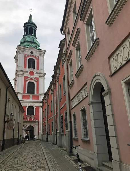 Sokak ve kule, dikey - Eski Şehir, Poznan, Polonya