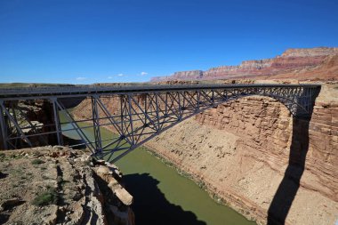 Geçitli manzara ve Navajo Köprüsü - Sayfa, Arizona