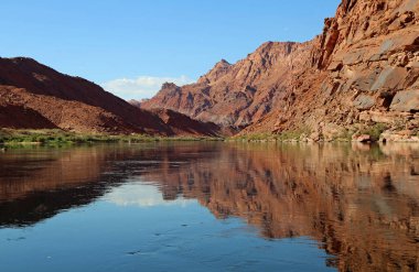 Colorado Nehri 'ndeki kızıl dağlar - Page, Kuzey Arizona