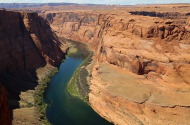 Horseshoe Bend, Page, Arizona 'nın sol tarafında.