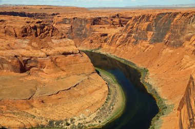 Horseshoe Bend, Page, Arizona 'nın sağ tarafında.