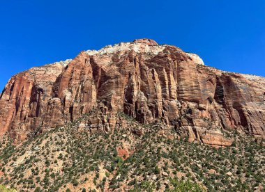 Mavi gökyüzünde Doğu Tapınağı - Zion Ulusal Parkı, Utah