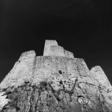 Beckov Kalesi siyah beyaz harabe, Slovakya