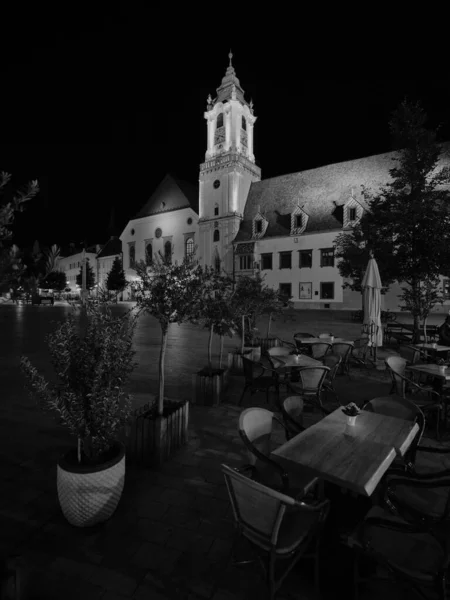 Zabytkowy Plac Wieża Starego Ratusza Nocy Czerni Bieli Bratysława Słowacja — Zdjęcie stockowe